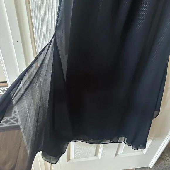 Black Gown - Picture 5 of 8